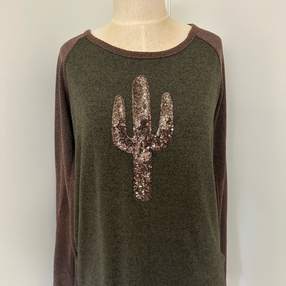 Women’s Wrangler Saguaro Sequin cactus pullover w/raglan sleeves. Mix colors. - Picture 6 of 8